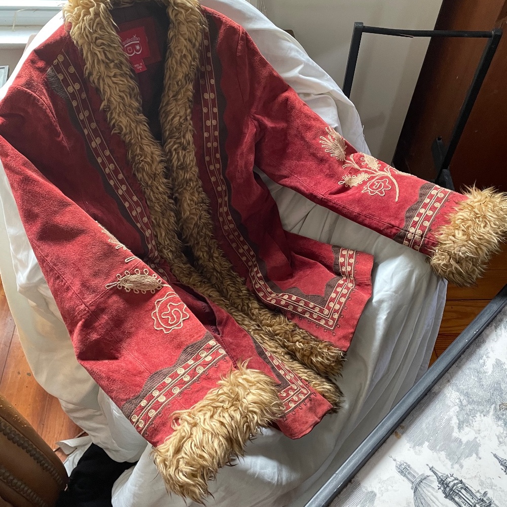 Nomad warms vey filles with love.